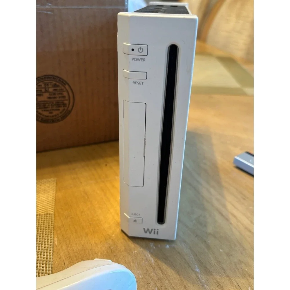Nintendo Wii console bundle 2 remotes 2 Nunchucks AV cables and mario kart